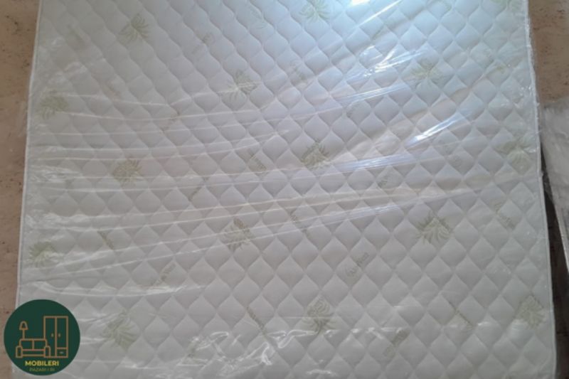 Krevat i madh per dhome gjumi, shtrat king size modern, krevat tapicuar me sfungjer, mobilje gjumi luksoze tirane, shtrat per ambient te bollshem, krevat me komfort maksimal, shtrat modern per cifte, krevat me strukture te bute