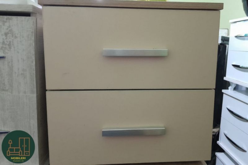 Komodine e vogel moderne tirane, komo per hapesira te kufizuara, mobilje anesore per krevat, komodine me dizajn elegant, komodine me raft te poshtem, komo dekorative per dhome, mobilje praktike per shtepi, komodine e vogel ekonomike