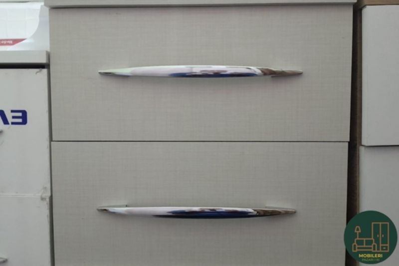 Komodine per shtrat dopio, komo moderne per gjume, mobilje e vogel me stil minimalist, komodine per ambient bashkekohor, komo e vogel per arredim, komodine druri me sirtar, komo elegante per apartament, tavoline e vogel per krevate