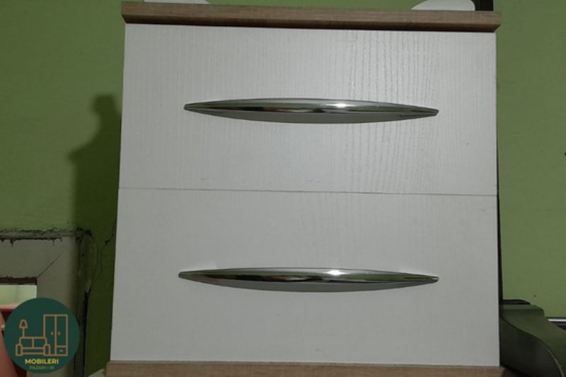 Komo e vogel per shtepi tirane, komodine per arredim modern, komo me linja te pastra, mobilje ndihmese per krevat, komodine per stil skandinav, komo praktike per perdorim ditor, komodine dekorative druri, komo e vogel per organizim