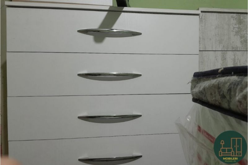 Komodine 80 cm moderne, komo e mesme per sallon, mobilje anesore per ambient familjar, tavoline dekorative 80 cm, komo me siperfaqe te madhe, mobilje praktike per interier, komodine per organizim sendesh, komo druri per shtepi tirane