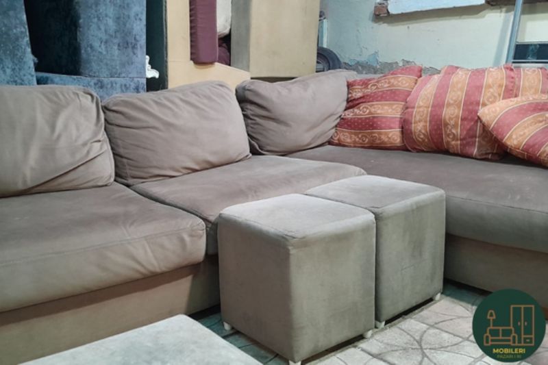 Kend salloni 270 cm tirane, mobilje qoshe per dhome ndenje, kend i rehatshem per familje, mobilje per ambient te gjere, kend modern me dizajn elegant, mobilje ndenje premium, kend me jasteke dekorativ, mobilje relaksi per apartament