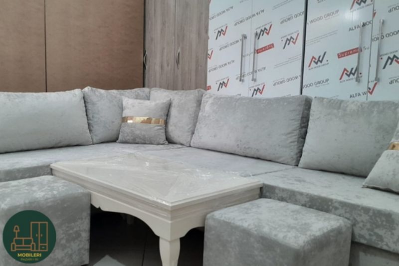 Kend kuzhine gri tirane, kend mobilje kuzhine me pufa, kend kuzhine me sfungjer komfort, mobilje kuzhine per apartament, kend mobilje tirane, kend kuzhine per familje, arredim kend kuzhine tirane, kend kuzhine me jastek dekorativ