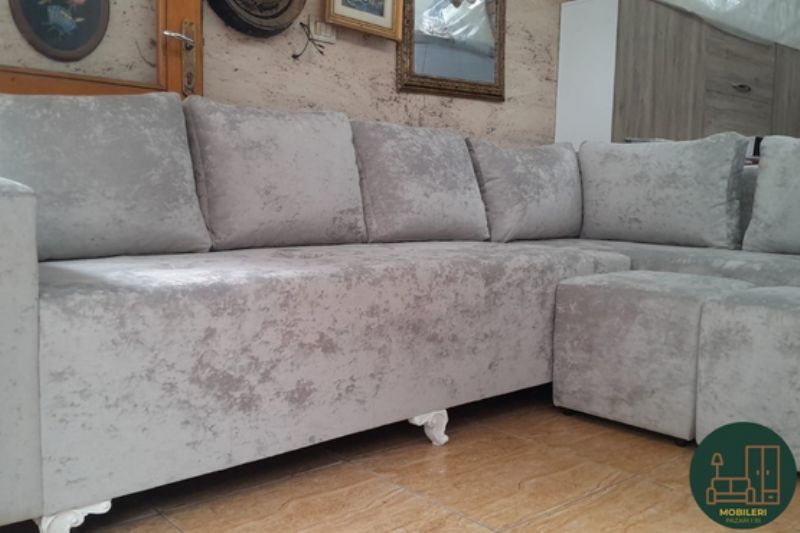 Kend kuzhine gri tirane, kend mobilje i madh per kuzhine, kend kuzhine familjar me 6 jasteke, kend mobilje moderne tirane, kend kuzhine me dimensione te medha, arredim ambienti ngrenie familjar, kend kuzhine me dyshek