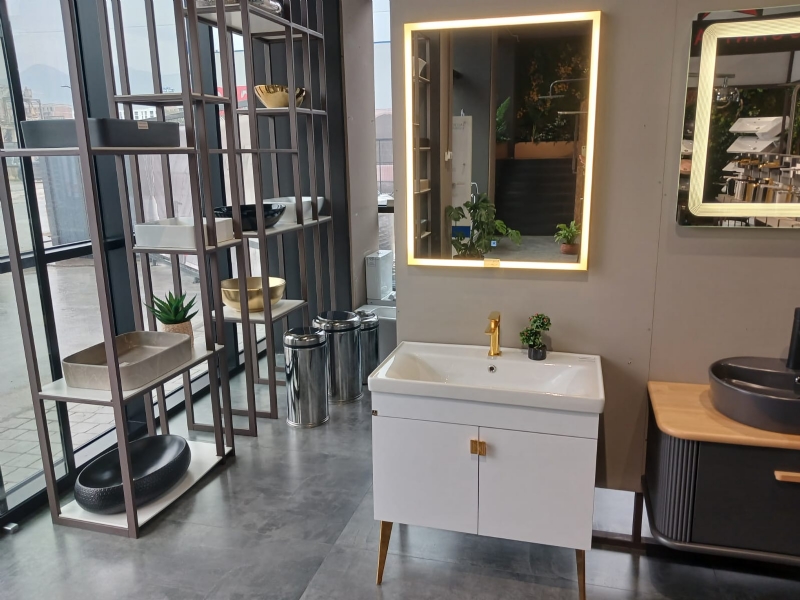 Mobilje tualeti Terra, Mobilje tualeti MDF i plastifikuar kundra ujit, Mobilje tualeti me detaje dorezash gold,   Mobilje tualeti me kembe n ngjyre gold, Mobilje tualeti luksoze me mishelator gold, Mobilje tualeti me pasqyrë LED dhe kornizë gold