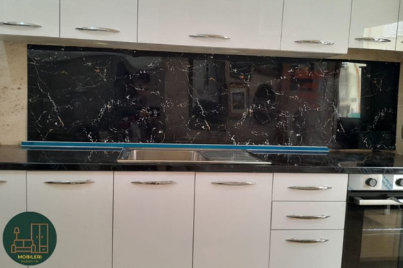 Kuzhine moderne me elektroshtepiake, kuzhine moderne per apartament tirane, kuzhine moderne me lavaman, kuzhine funksionale per familje, kuzhine e montuar me garanci, kuzhine me strukture druri dhe laminat, mobilje kuzhine pazari i ri