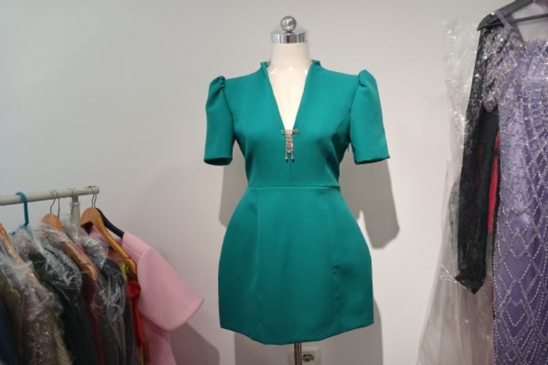 Fustan Emerald Sculpt Dress nga Atelie ARTSEG, fustan jeshil elegant, fustan modern femrash, fustan eventesh per femra, fustan jeshil modern per femra, fustan elegant me mëngë të shkurtra, fustan fashion atelier, veshje elegante femrash