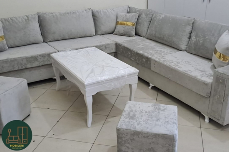 Kend qoshe i kompletuar, mobilje salloni me aksesore, divan gri me pufe dhe tavoline, kend per shtepi me hapesire te madhe, set mobiljesh per ambient ndenjeje, divan familjar per apartament tirane, mobilje te reja per sallon