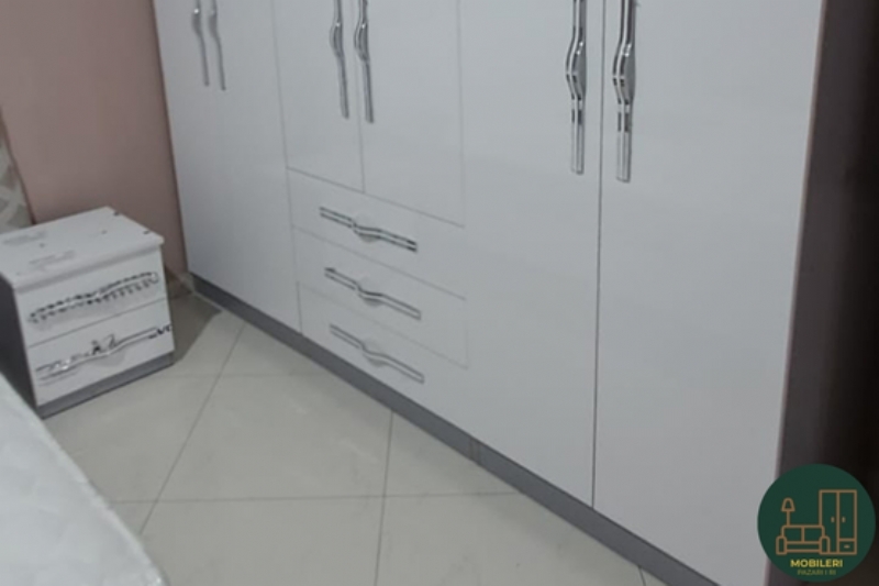 Kabinet i perdorur per veshje, oferte garderobe tirane, mobilje me panele te drejta, shitet garderobe ne oferte, oferte per garderobe, dua garderobe te perdorur, garderobe ne shitje tirane, shesim garderobe tirane