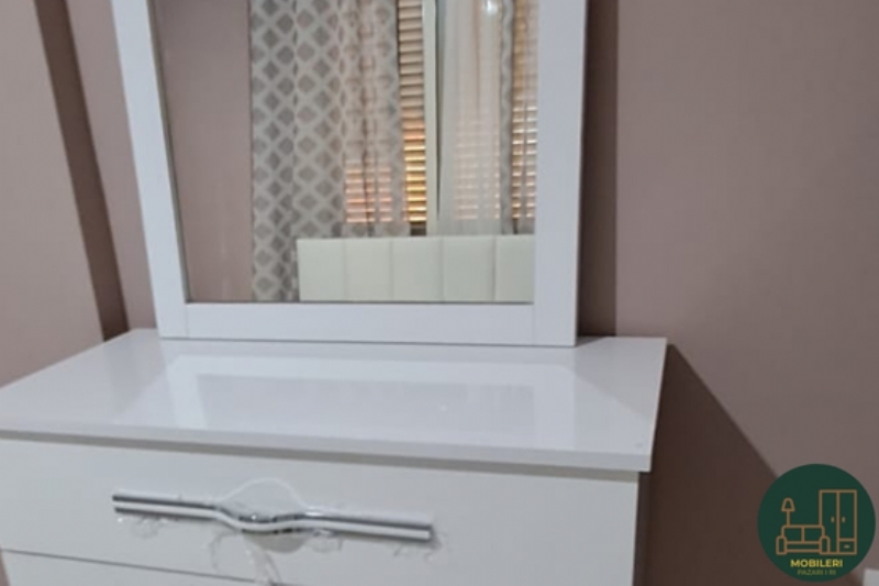 Mobilje per sistemim aksesoresh, komodine e perdorur tirane, oferte komodine me pasqyre, mobilje dhome gjumi ne tirane, komodine me kater ndarje, mobilje per mbajtje zbukurimesh, oferte komodine e perdorur